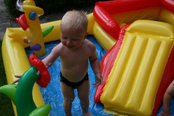 Merijn en Jesse in het speelbad., geplaatst door mama Lizanne op 2007-08-15