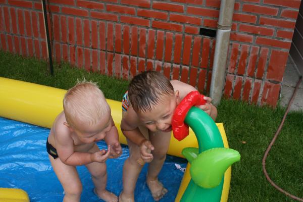 Merijn en Jesse in het speelbad., geplaatst door mama Lizanne op 2007-08-15