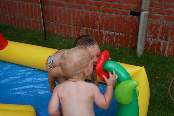 Merijn en Jesse in het speelbad., geplaatst door mama Lizanne op 2007-08-15