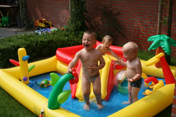 Merijn en Jesse in het speelbad., geplaatst door mama Lizanne op 2007-08-16