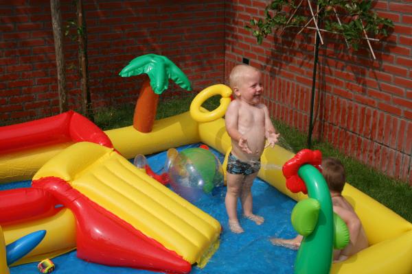 Merijn en Jesse in het speelbad., geplaatst door mama Lizanne op 2007-08-16