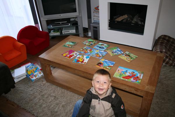 Merijn met al zijn puzzels., geplaatst door mama Lizanne op 2007-08-16