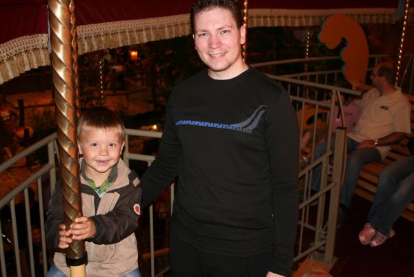 Merijn en papa in de draaimolen., geplaatst door mama Lizanne op 2007-08-17