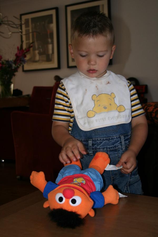 Merijn met Ernie., geplaatst door mama Lizanne op 2007-08-17