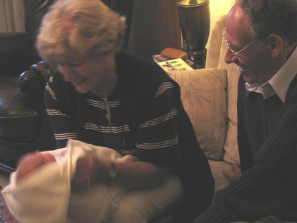 oud-tante Dinie en oud-oom Jan van de Wiel met Merijn, geplaatst door papa Boudewijn op 2004-06-08