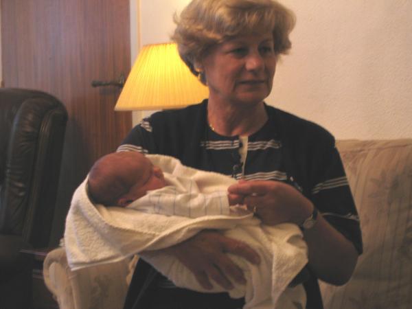 oud-tante Dinie met Merijn 2, geplaatst door papa Boudewijn op 2004-06-08