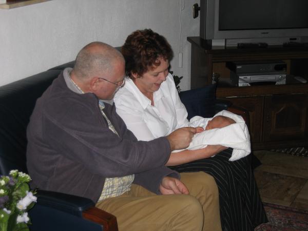 opa Herman en oma Tineke met Merijn, geplaatst door papa Boudewijn op 2004-06-08