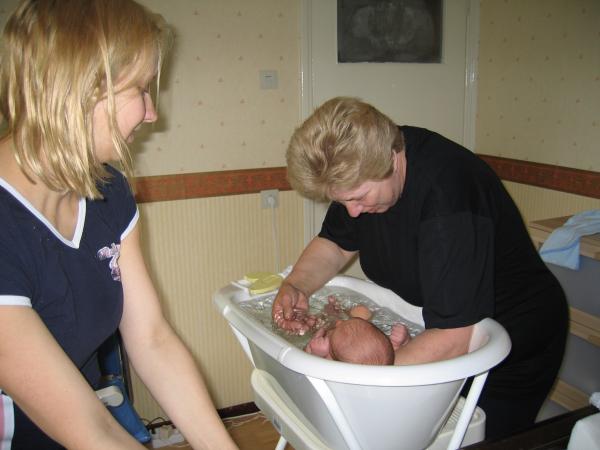 oma Mien doet Merijn in bad, geplaatst door papa Boudewijn op 2004-06-08