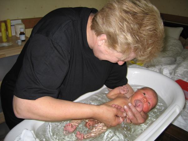 oma Mien doet Merijn in bad 2, geplaatst door papa Boudewijn op 2004-06-08