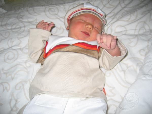 Merijn met muts 2, geplaatst door papa Boudewijn op 2004-06-08