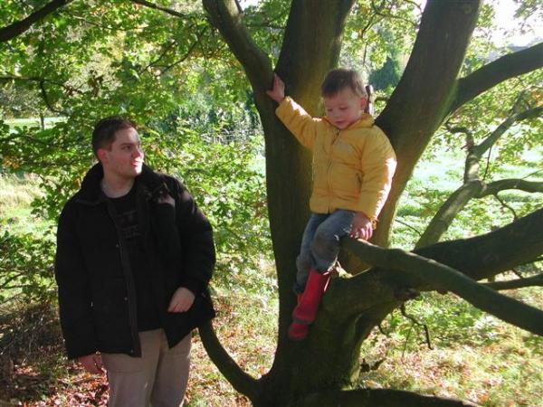 Merijn en Jesse in het bos., geplaatst door mama Lizanne op 2007-10-28