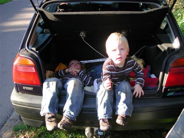 Merijn en Jesse in het bos., geplaatst door mama Lizanne op 2007-10-28