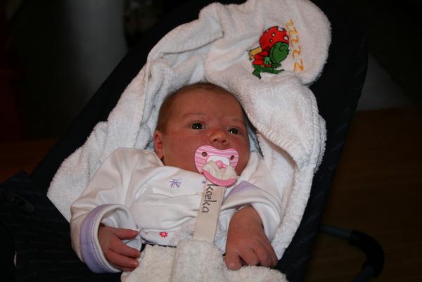 Alana bij papa op schoot., geplaatst door mama Lizanne op 2007-11-05