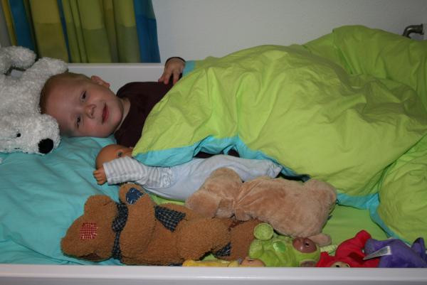 Jesse in bed met zijn eigen baby., geplaatst door mama Lizanne op 2007-11-05