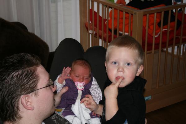 Jesse samen met Alana., geplaatst door mama Lizanne op 2007-11-07