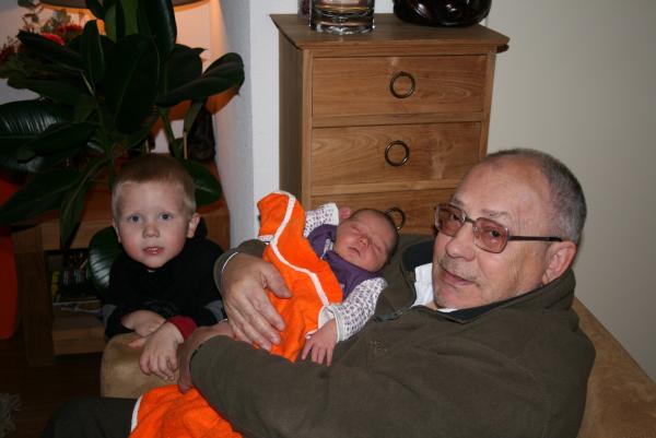 Opa Gerard, Jesse en Alana., geplaatst door mama Lizanne op 2007-11-07