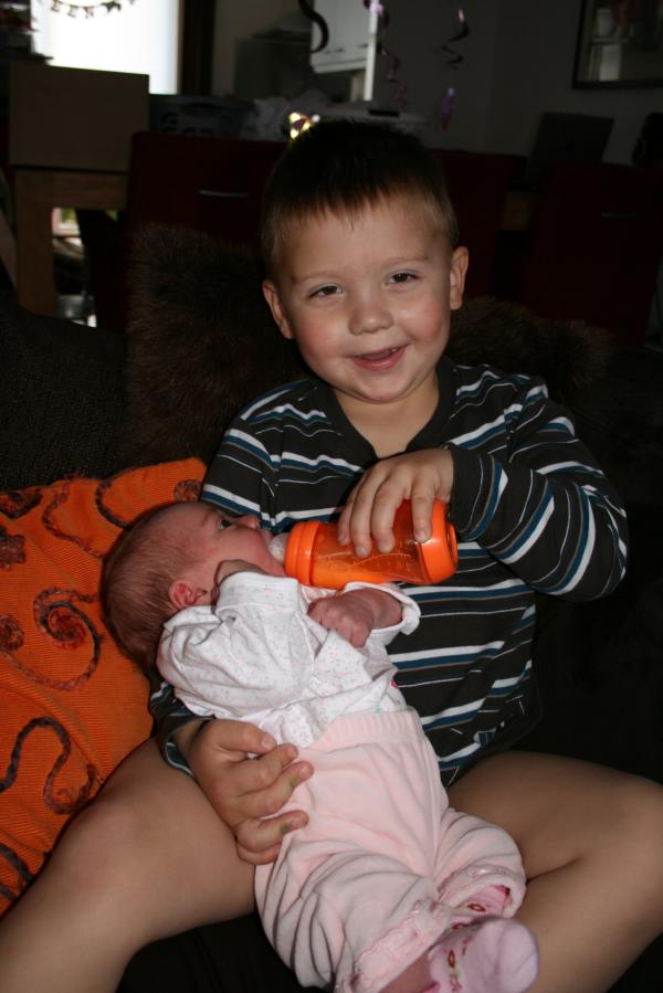 Merijn geeft Alana zelf de fles., geplaatst door mama Lizanne op 2007-11-12