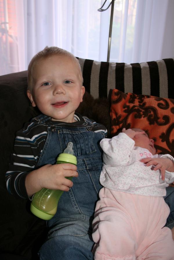 Jesse wil Alana ook vasthouden!, geplaatst door mama Lizanne op 2007-11-12