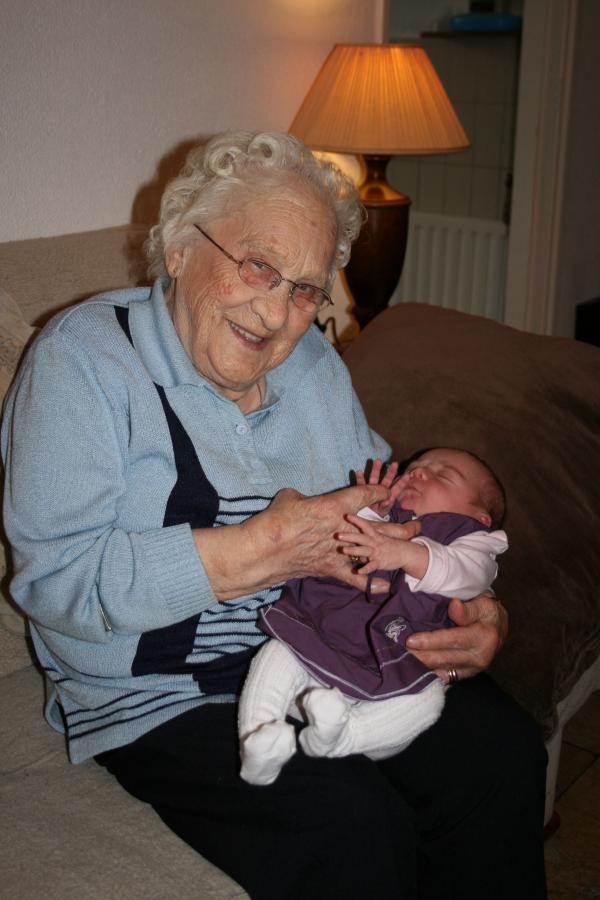 Overgrootoma An met Alana., geplaatst door mama Lizanne op 2007-11-13