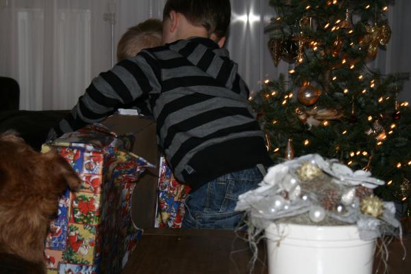 Merijn en Jesse kerstkado`s aan het uitpakken., geplaatst door mama Lizanne op 2007-12-26