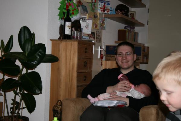 Merijn en Jesse kerstkado`s aan het uitpakken., geplaatst door mama Lizanne op 2007-12-26