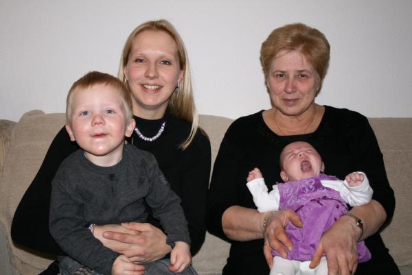 Mama, Alana, Oma Mien en Jesse., geplaatst door mama Lizanne op 2007-12-26