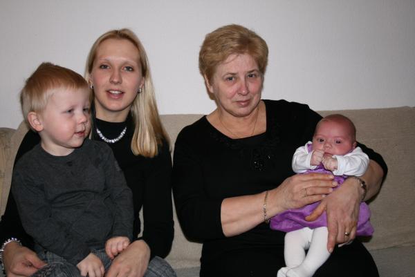 Mama, Alana, Oma Mien en Jesse., geplaatst door mama Lizanne op 2007-12-26