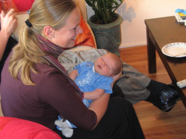 Merijn bij Maria op schoot, geplaatst door papa Boudewijn op 2004-06-12