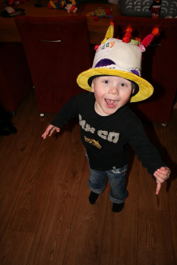 Jesse met de feestmuts van Papa., geplaatst door mama Lizanne op 2008-03-10