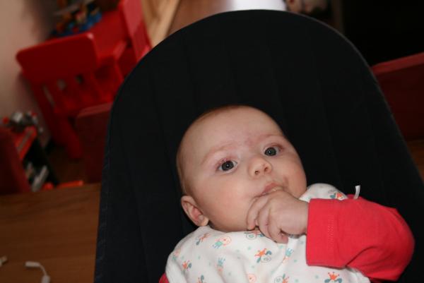 Alana met haar fruithapje., geplaatst door mama Lizanne op 2008-03-10