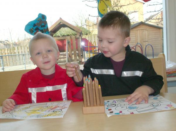 Merijn en Jesse samen op de PSZ met Carnaval., geplaatst door mama Lizanne op 2008-03-10