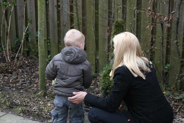 Jesse gaat buiten eieren zoeken op 1e Paasdag!, geplaatst door mama Lizanne op 2008-04-01