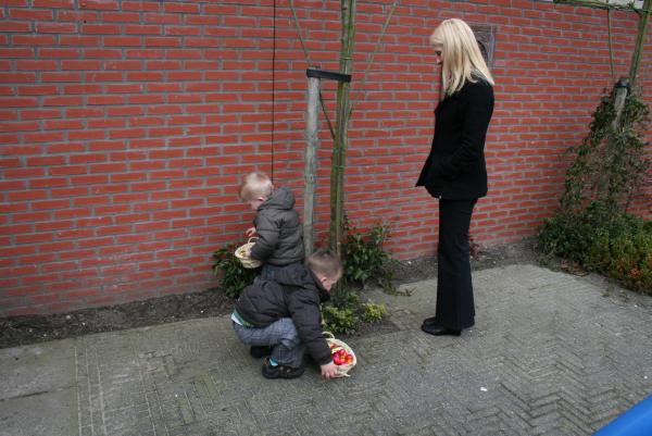 Jesse en Merijn samen eieren zoeken., geplaatst door mama Lizanne op 2008-04-01