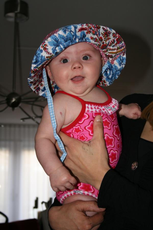 Alana in haar badpak!, geplaatst door mama Lizanne op 2008-04-01