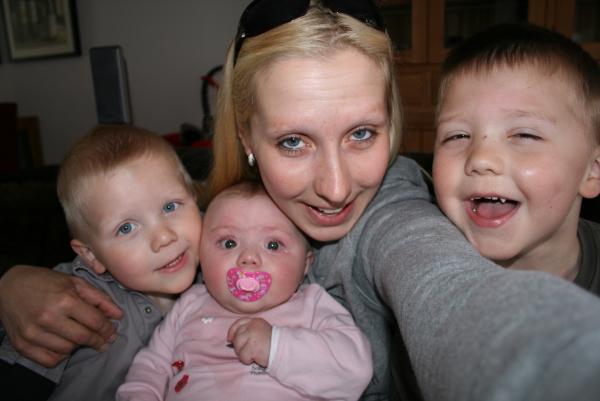 Mama, Merijn, Jesse en Alana., geplaatst door mama Lizanne op 2008-05-07