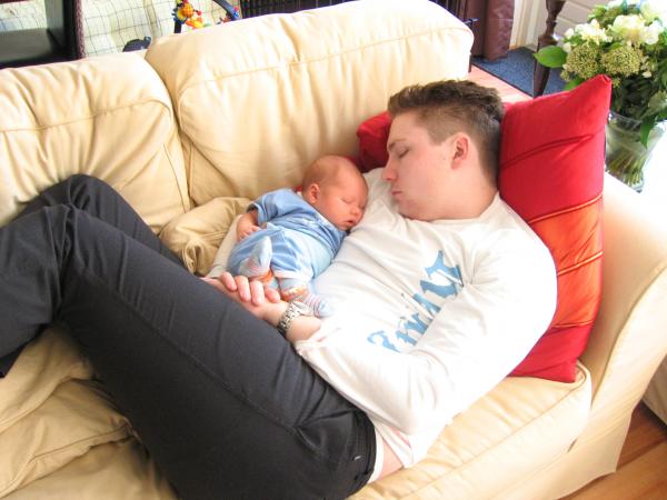 Merijn en papa in slaap, geplaatst door papa Boudewijn op 2004-06-29