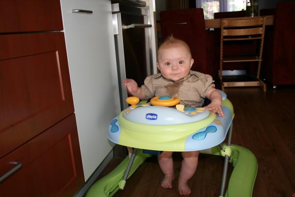 Alana in haar loopwagen, geplaatst door mama Lizanne op 2008-05-15