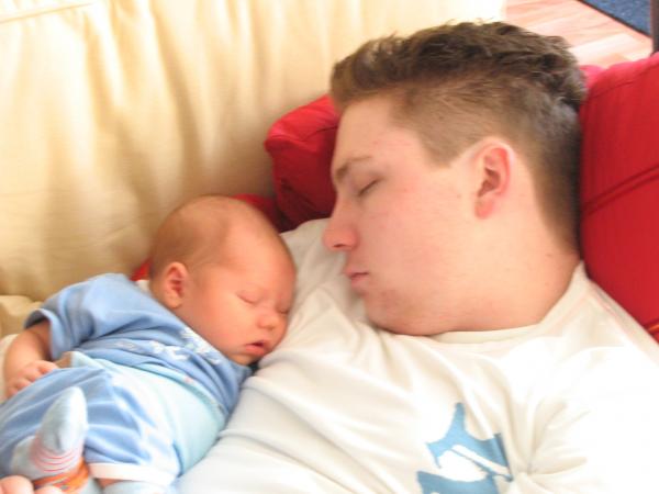 Merijn en papa in slaap - 2, geplaatst door papa Boudewijn op 2004-06-29