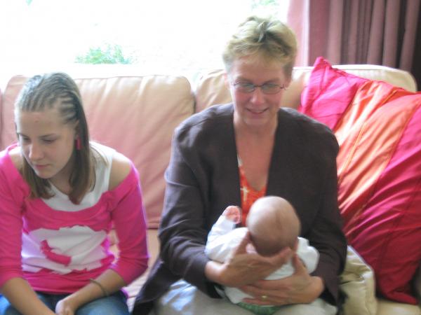 Merijn bij oud-tante Marina, geplaatst door papa Boudewijn op 2004-06-29