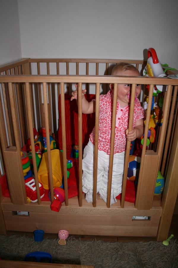 Alana gaat staan!, geplaatst door mama Lizanne op 2008-07-11