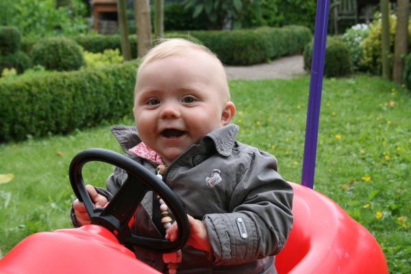Alana in duwauto!, geplaatst door mama Lizanne op 2008-07-11