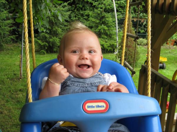 Alana in de schommel., geplaatst door mama Lizanne op 2008-07-11