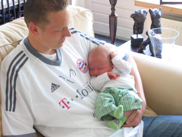 Merijn bij achterneef Danny, geplaatst door papa Boudewijn op 2004-06-29