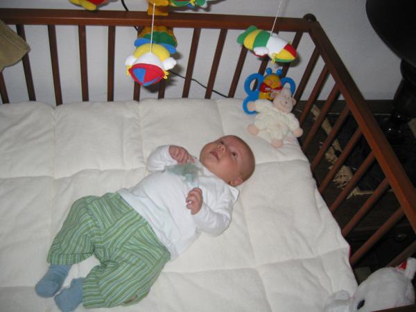 Merijn in z'n bed - 4, geplaatst door papa Boudewijn op 2004-07-27