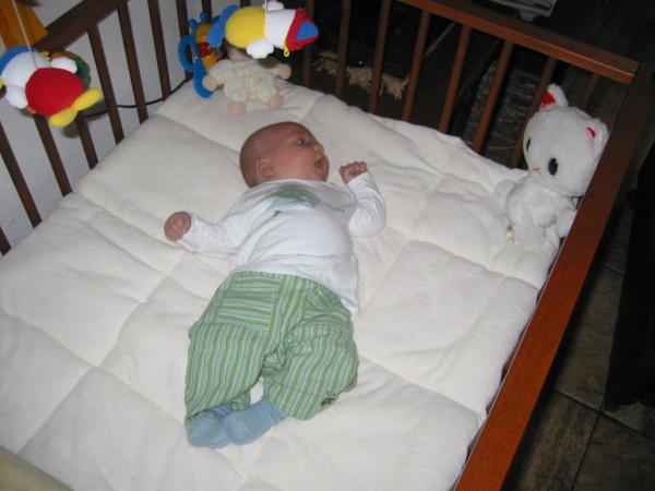 Merijn in z'n bed - 5, geplaatst door papa Boudewijn op 2004-07-27