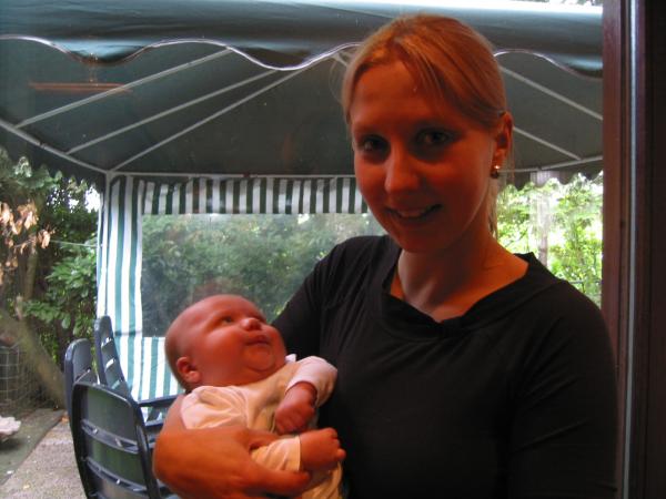 Merijn bij mama, geplaatst door papa Boudewijn op 2004-07-27