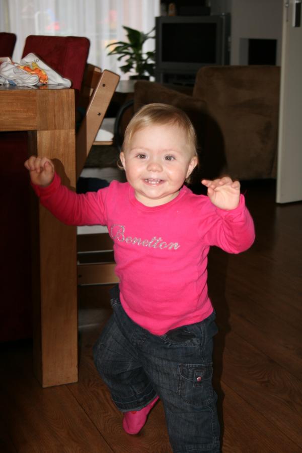 Alana lopen!, geplaatst door mama Lizanne op 2008-11-11