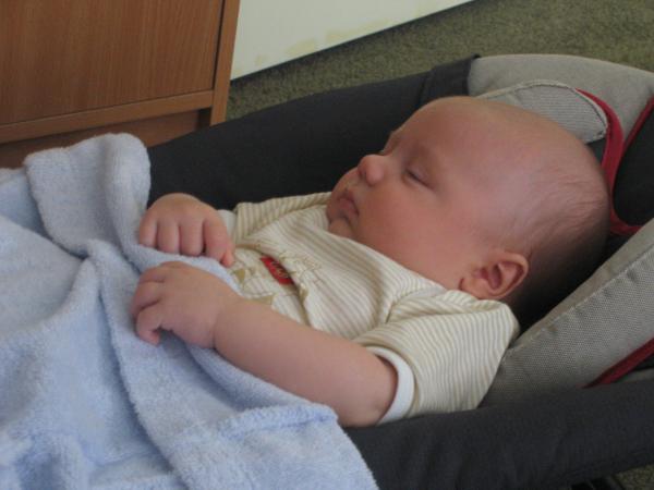 Merijn in z'n wieg stoel, geplaatst door papa Boudewijn op 2004-07-27