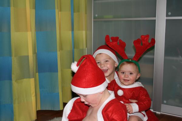 Merijn, Jesse en Alana in kerstpak, geplaatst door mama Lizanne op 2009-01-11