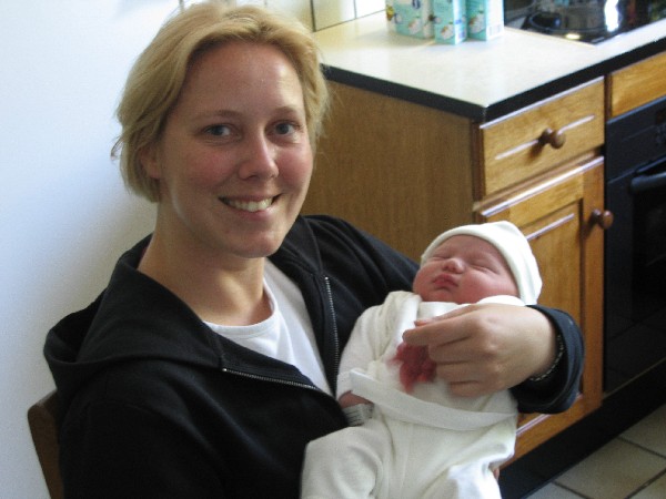 Merijn thuis - bij Tante Monique 1, geplaatst door papa Boudewijn op 2004-06-03